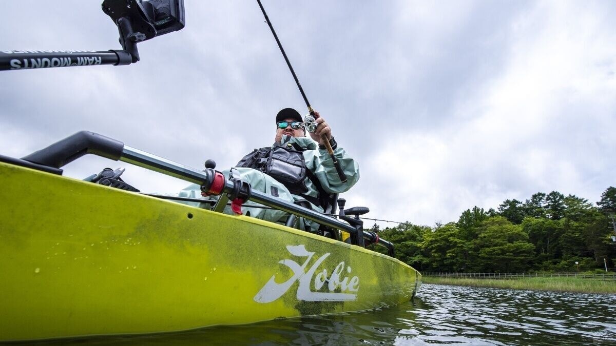 カヤックでしか釣れない魚がいる」ロッド1本分まで近づけるバス